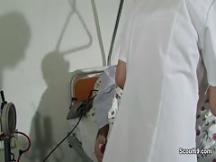 Krankenschwester hilf alten Patienten mit einem Fick im KH