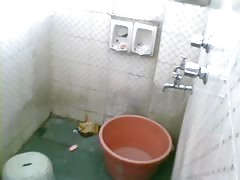 INDIAN DESI BHABHI TAKING BATH MMS LEAKED