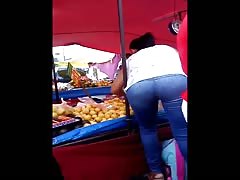 Una mamita con un culito rico en la verdura