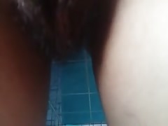 Deutsche Bitch streichelt sich die pussy