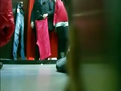 Madre espiada en vestidores